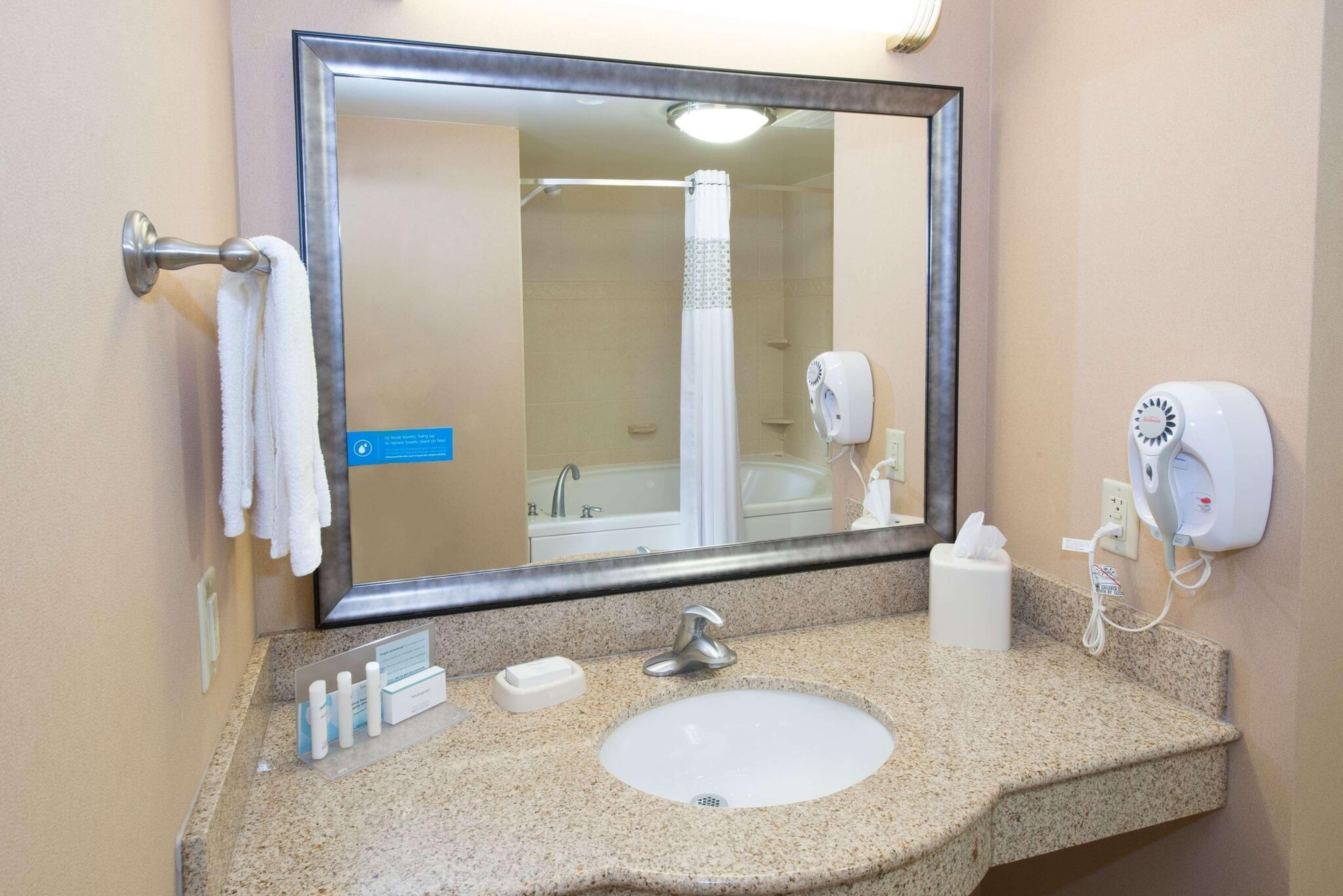 Hampton Inn & Suites Скотсборо Экстерьер фото